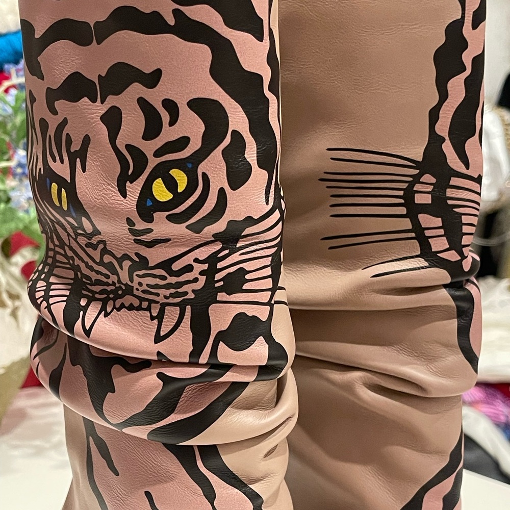 Valentino Garavani Tiger boots, size 40 , color Poudre, NWT